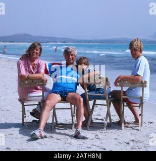 Der deutsche Schauspielleiter Siegfried Rauch mit einer Familie am Strand, vermutlich Mittelmeer 1980. Der deutsche Schauspieler Siegfried Rauch mit seiner Familie am Strand, wahrscheinlich Mittelmeer 1980. Stockfoto