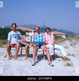 Der deutsche Schauspielleiter Siegfried Rauch mit einer Familie am Strand, vermutlich Mittelmeer 1980. Der deutsche Schauspieler Siegfried Rauch mit seiner Familie am Strand, wahrscheinlich Mittelmeer 1980. Stockfoto