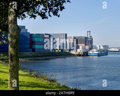Lagerung von Containern am Workhaven in Rotterdam, Niederlande Stockfoto