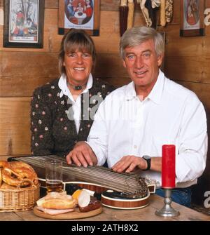 Der deutsche Schauspielleiter Siegfried Rauch mit einer Frau Karin, Deutschland 1980. Der deutsche Schauspieler Siegfried Rauch zusammen mit seiner Frau Karin, deutschland 1980. Stockfoto