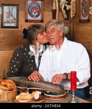 Der deutsche Schauspielleiter Siegfried Rauch mit einer Frau Karin, Deutschland 1980. Der deutsche Schauspieler Siegfried Rauch zusammen mit seiner Frau Karin, deutschland 1980. Stockfoto