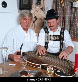 Der deutsche Schauspielleiter Siegfried Rauch mit einem Freund, Deutschland 1980. Der deutsche Schauspieler Siegfried Rauch zusammen mit einem Freund, deutschland 1980. Stockfoto