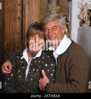 Der deutsche Schauspielleiter Siegfried Rauch mit einer Frau Karin, Deutschland 1980. Der deutsche Schauspieler Siegfried Rauch zusammen mit seiner Frau Karin, deutschland 1980. Stockfoto