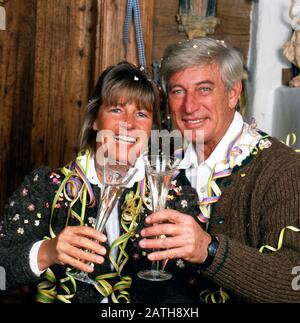 Der deutsche Schauspielleiter Siegfried Rauch mit einer Frau Karin, Deutschland 1980. Der deutsche Schauspieler Siegfried Rauch zusammen mit seiner Frau Karin, deutschland 1980. Stockfoto