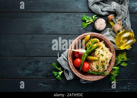 Eingelegte Kohlsorten, Gurken und Tomaten. Auf dem alten Hintergrund. Freier Kopierspeicher. Stockfoto