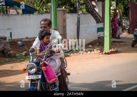 Blick auf Fahrer von Motorrädern und Kleinkrafträdern in Pondicherry. Aus einer Reihe von Reisefotos in Südindien. Fotodatum: Dienstag, 7. Januar 2020. Foto: Stockfoto