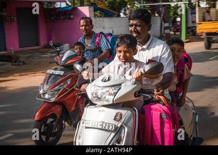 Blick auf Fahrer von Motorrädern und Kleinkrafträdern in Pondicherry. Aus einer Reihe von Reisefotos in Südindien. Fotodatum: Dienstag, 7. Januar 2020. Foto: Stockfoto