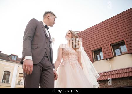 Brautpaar, die die Straße der Altstadt hinunter gehen. Stockfoto