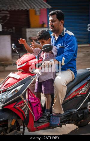 Blick auf Fahrer von Motorrädern und Kleinkrafträdern in Pondicherry. Aus einer Reihe von Reisefotos in Südindien. Fotodatum: Dienstag, 7. Januar 2020. Foto: Stockfoto