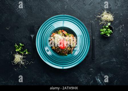 Risotto mit Kalbfleisch und Gemüse. Reis. In der Platte. Draufsicht. Freier Speicherplatz für Ihren Text. Rustikaler Stil. Stockfoto