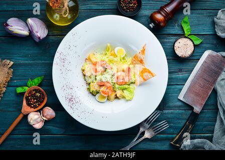 Gemüsesäsesalat mit Garnelen. In der Platte. Draufsicht. Freier Speicherplatz für Ihren Text. Rustikaler Stil. Stockfoto