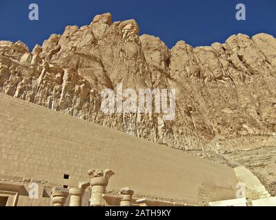 Klippen über Dem Leichentempel der Hatschepsut, Ägypten Stockfoto