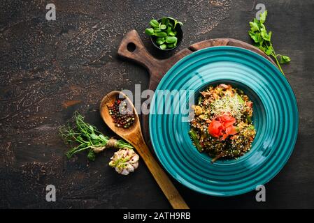 Risotto mit Kalbfleisch und Gemüse. Reis. In der Platte. Draufsicht. Freier Speicherplatz für Ihren Text. Rustikaler Stil. Stockfoto