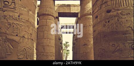 Die große Hypostyle-Halle im Viertel Amun-Re, der Karnak-Tempelkomplex, Luxor, Ägypten Stockfoto
