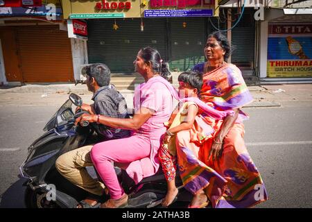 Blick auf Fahrer von Motorrädern und Kleinkrafträdern in Pondicherry. Aus einer Reihe von Reisefotos in Südindien. Fotodatum: Mittwoch, 8. Januar 2020. Foto Stockfoto