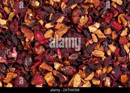 Früchtetee Zutaten: Apfelstücke, Hibiskus, Hagebutten, elderb Stockfoto