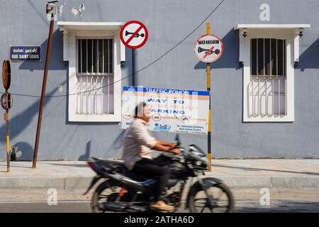 Blick auf Fahrer von Motorrädern und Kleinkrafträdern in Pondicherry. Aus einer Reihe von Reisefotos in Südindien. Fotodatum: Mittwoch, 8. Januar 2020. Foto Stockfoto