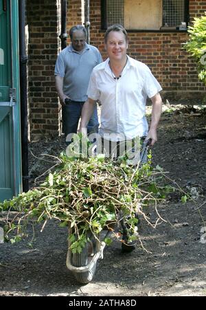 Vic Reeves bietet seinen Service für Getränke an, die in der St Hillary's Hall, Maidstone, Kent 09.06.05, gefahren werden Stockfoto