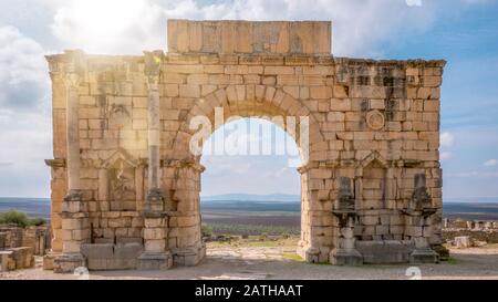 Der Triumphbogen (Caracalla-Bogen) in Volubilis, römische Ruinen bei Meknes, Marokko. Stockfoto