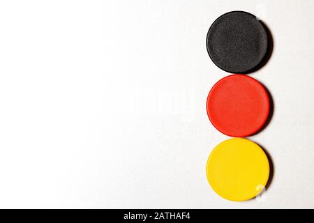 Verschiedene farbige Magnete an Metallwand mit Kopierraum Stockfoto