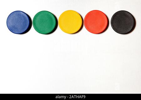 Verschiedene farbige Magnete an Metallwand mit Kopierraum Stockfoto