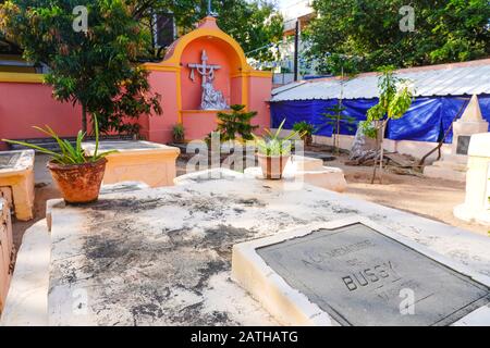 Ein alter französischer Friedhof in Pondicherry. Aus einer Reihe von Reisefotos in Südindien. Fotodatum: Mittwoch, 8. Januar 2020. Foto: Roger Garfield/Al Stockfoto