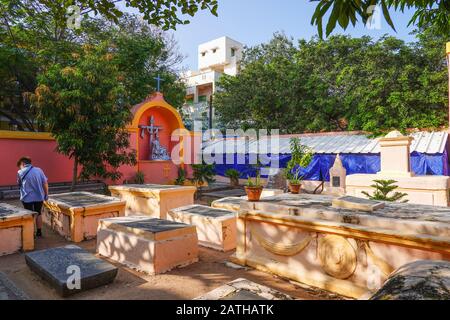 Ein alter französischer Friedhof in Pondicherry. Aus einer Reihe von Reisefotos in Südindien. Fotodatum: Mittwoch, 8. Januar 2020. Foto: Roger Garfield/Al Stockfoto