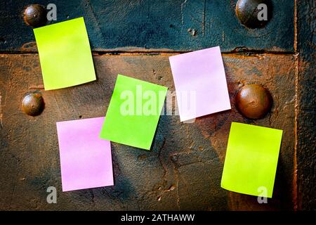 Metallisches Notizblatt mit farbigem Notizpapier, Copyspace Stockfoto
