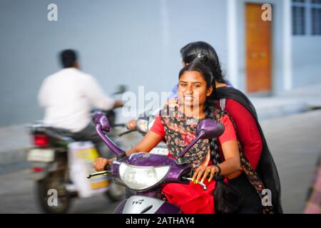 Blick auf Fahrer von Motorrädern und Kleinkrafträdern in Pondicherry. Aus einer Reihe von Reisefotos in Südindien. Fotodatum: Mittwoch, 8. Januar 2020. Foto Stockfoto
