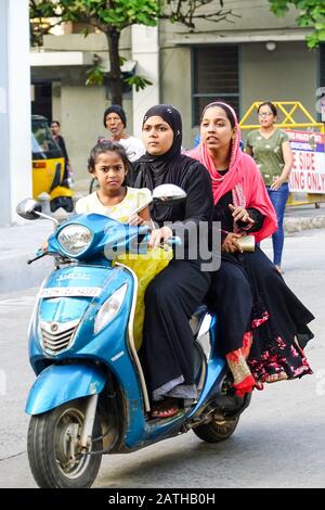 Blick auf Fahrer von Motorrädern und Kleinkrafträdern in Pondicherry. Aus einer Reihe von Reisefotos in Südindien. Fotodatum: Mittwoch, 8. Januar 2020. Foto Stockfoto