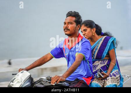 Blick auf Fahrer von Motorrädern und Kleinkrafträdern in Pondicherry. Aus einer Reihe von Reisefotos in Südindien. Fotodatum: Mittwoch, 8. Januar 2020. Foto Stockfoto