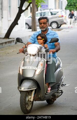 Blick auf Fahrer von Motorrädern und Kleinkrafträdern in Pondicherry. Aus einer Reihe von Reisefotos in Südindien. Fotodatum: Mittwoch, 8. Januar 2020. Foto Stockfoto