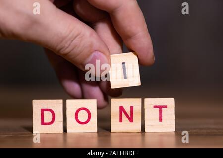 Hand tauscht den Buchstaben N im Wort nicht gegen ein I aus, tun Sie es Stockfoto