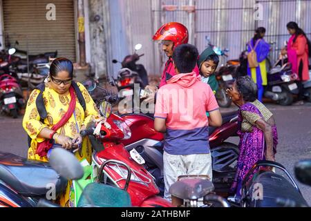 Blick auf Fahrer von Motorrädern und Kleinkrafträdern in der Nacht in Pondicherry. Aus einer Reihe von Reisefotos in Südindien. Fototermin: Mittwoch, 8. Januar, 20 Stockfoto