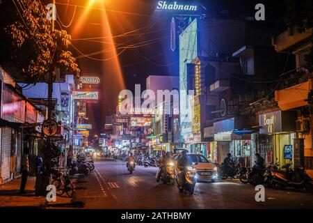 Blick auf Fahrer von Motorrädern und Kleinkrafträdern in der Nacht in Pondicherry. Aus einer Reihe von Reisefotos in Südindien. Fototermin: Mittwoch, 8. Januar, 20 Stockfoto