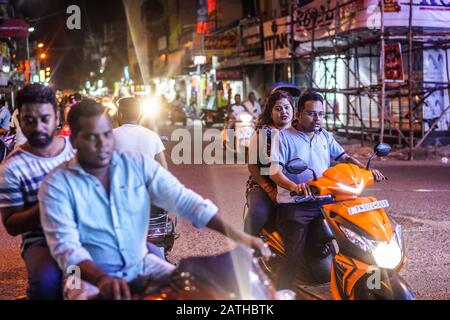 Blick auf Fahrer von Motorrädern und Kleinkrafträdern in der Nacht in Pondicherry. Aus einer Reihe von Reisefotos in Südindien. Fototermin: Mittwoch, 8. Januar, 20 Stockfoto