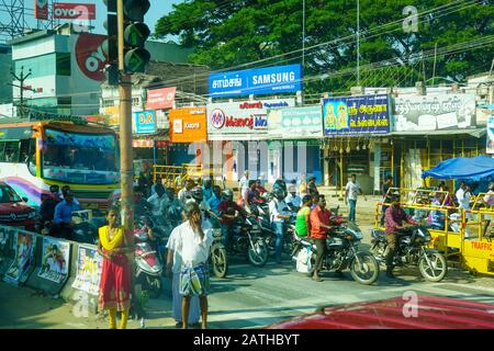 Blick auf Fahrer von Motorrädern und Kleinkrafträdern in Pondicherry. Aus einer Reihe von Reisefotos in Südindien. Fotodatum: Donnerstag, 9. Januar 2020. Foto: Stockfoto
