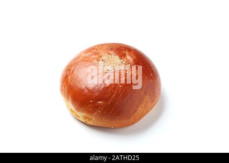 Rundes Pfannenbrot mit azuki roten Bohnen, auf weißem Hintergrund isoliert Stockfoto