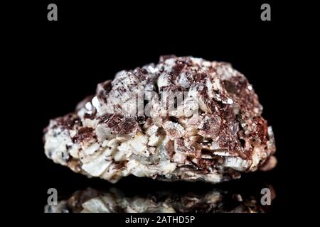 Roher brauner Kalzit mineralischer Stein vor schwarzem Hintergrund, Mineralogie und Esoterik Stockfoto