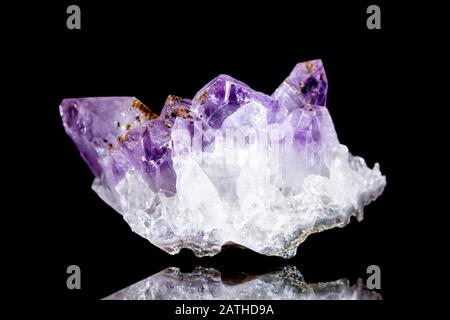 Roher Amethyst-Mineralstein vor schwarzem Hintergrund, Mineralogie und Esoterik Stockfoto