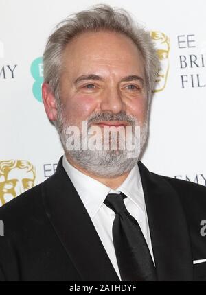 SAM Mendes - Beste Regie und Bester Film für das Jahr 1917 während der BAFTA British Academy Film Awards - Siegerzimmer in der Royal Albert Hall. Stockfoto