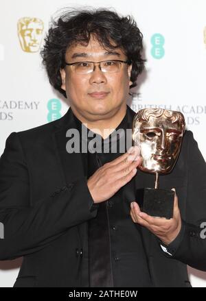 Bong Joon Ho - Bester fremdsprachiger Film für Parasiten während der BAFTA British Academy Film Awards - Siegerzimmer in der Royal Albert Hall. Stockfoto