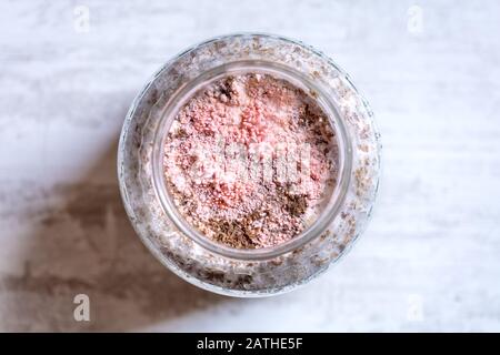 Topview eines Glasbehälters mit fruchtigem Pilzmyzel, Pilzanbau und Fungiculture zu Hause Stockfoto