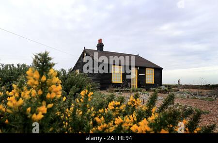 Derek Jarmans Prospect Cottage in Dungeness, Kent, als Kampagne des britischen Charity Art Fund versucht, 3,5 Millionen £zu suchen, um das ehemalige Zuhause des verstorbenen Filmemachers für die Öffentlichkeit zu retten. Die Immobilie wird nach Ablauf der Frist am 31. März 2020 auf dem freien Markt zum Verkauf angeboten. Stockfoto