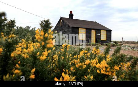 Derek Jarmans Prospect Cottage in Dungeness, Kent, als Kampagne des britischen Charity Art Fund versucht, 3,5 Millionen £zu suchen, um das ehemalige Zuhause des verstorbenen Filmemachers für die Öffentlichkeit zu retten. Die Immobilie wird nach Ablauf der Frist am 31. März 2020 auf dem freien Markt zum Verkauf angeboten. Stockfoto