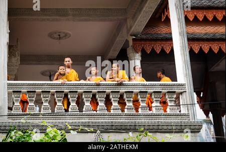 Siem Reap, Kambodscha - 5. April 2013: Lächelnde Mönch auf einem Balkon eines Klosters in Siem Reap, Kambodscha Stockfoto