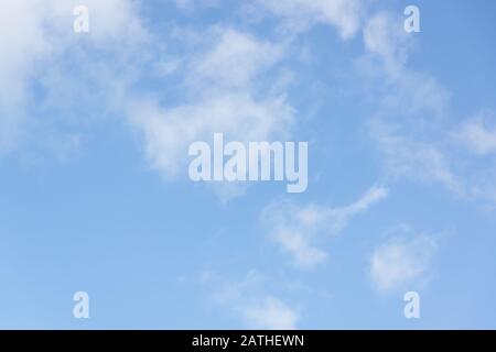 Duftig blauer Sommerhimmel mit whispigen weißen cumulus-wolken Stockfoto
