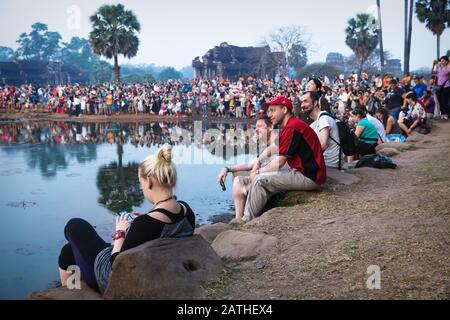 Krong Siem Reap, Kambodscha - 6. April 2013: Touristenmassen am See von Ankor Wat warten auf Sonnenaufgang Stockfoto