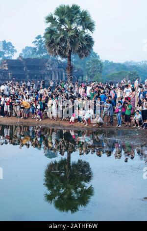 Krong Siem Reap, Kambodscha - 6. April 2013: Touristenströme am See von Ankor Wat warten auf Sonnenaufgang senkrecht Stockfoto