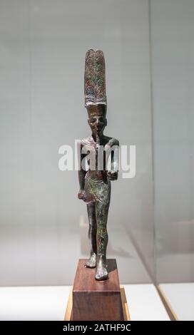 Barcelona, Spanien - 27. Dezember 2019: Statuette des ägyptischen Gottes Amun aus Bronze. Spätzeit 715 v. Chr. Museum für Alte Ägypten-Kultur in Barcelona, Spanien Stockfoto